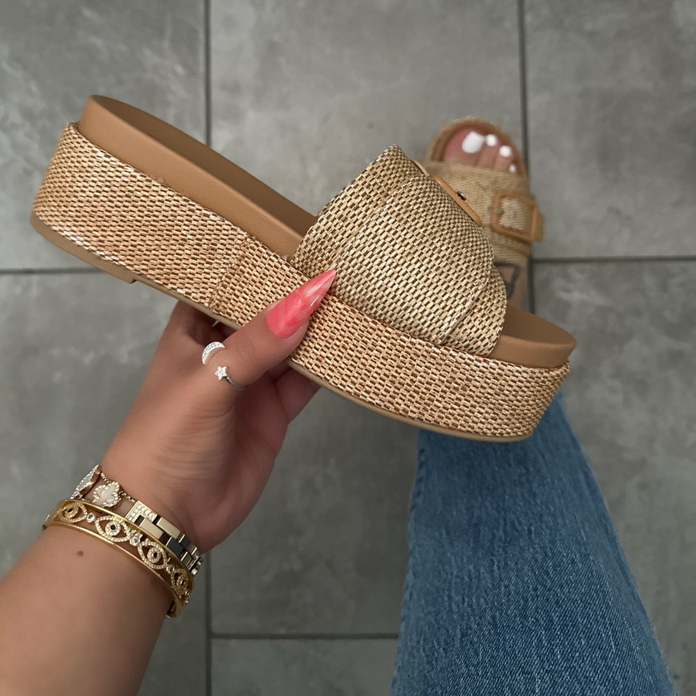 SUPER CUTE NEW! TAN PLATFORM SANDAL